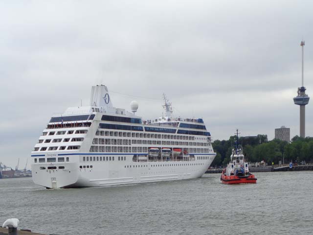 Aankomst cruiseschip ms Insignia aan de Cruise Terminal Rotterdam 2010